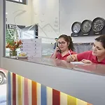 بيت شباب & *